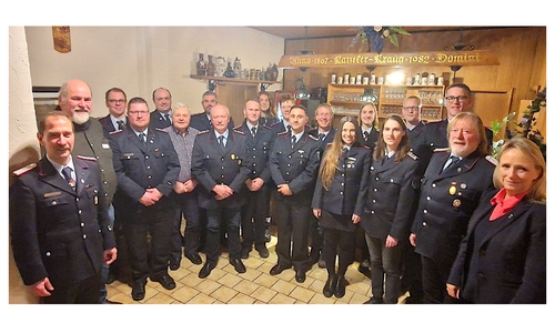 Bürgermeisterin Karin Single (rechts), Ratsvorsitzender Wilfried Voiges (2. v. li.), der stellvertretende Samtgemeindebrandmeister Niko von Köckritz (3. v. re.) und Ortsbrandmeister Heino Kleiß (links) mit den ausgezeichneten Mitgliedern der Ahnser Wehr.