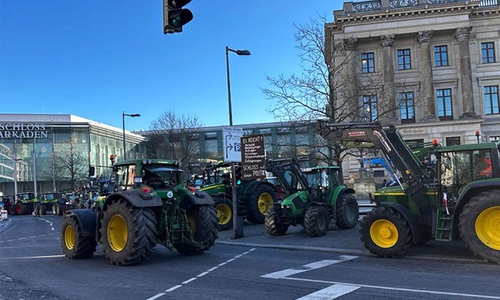 Vor dem Schloss in Braunschweig haben sich viele Maschinen gesammelt.