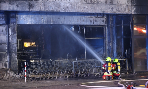 Die Feuerwehr verhinderte zumindest ein weiteres Ausbreiten der Flammen.