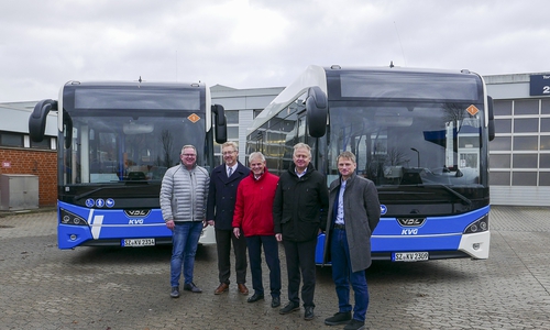  v.l.: Boris Höltermann (Geschäftsführer VDL Bus & Coach), Axel Gierga (Geschäftsführer KVG Braunschweig), Frank Klingebiel (Oberbürgermeister der Stadt Salzgitter), Thomas Huppertz (Mitglied Aufsichtsrat KVG Braunschweig), Stefan Klein (Aufsichtsratsvorsitzender KVG Braunschweig).