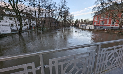 Die Wassermassen der Oker beim Hochwasser im Dezember 2023 an der Kenosha-Brücke in Wolfenbüttel.