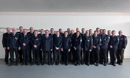 Stellvertretender Kreisbrandmeister Matthias Klose (rechts), Samtgemeindebrandmeister Sven J. Mayer (3. von rechts), der neue Ortsbrandmeister Christian Meyer (7. Von rechts) mit den geehrten und beförderten Kameraden.