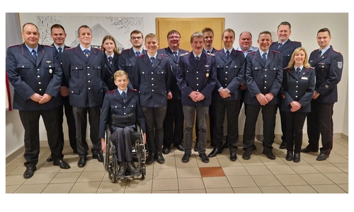 Gewählt, geehrt und befördert: Der stellvertretende Samtgemeindebrandmeister André Eckstein (rechts) und der neue Ortsbrandmeister Jan Weichsler (links) mit den verdienten Mitgliedern der Wehr. 