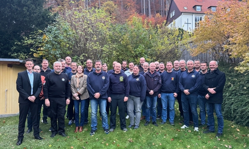 Das Gemeindekommando der Freiwilligen Feuerwehr Vechelde mit Bürgermeister Tobias Grünert (vorne links), Gemeindebrandmeister Peter Splitt (2. Person v.l.) und Erste Gemeinderätin Britta Schwartz-Landeck (3. Person v.l.).