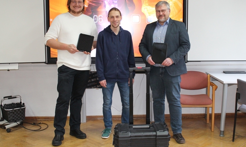 Maximilian Hömme, Konrektor der Grundschule Lehre, und Frank Lange, Rektor der Schunterschule Flechtorf, mit den neuen Tablets zusammen mit Chris Schulze, IT-Systemadministrator der Gemeinde Lehre, vor einem der Smartscreens.