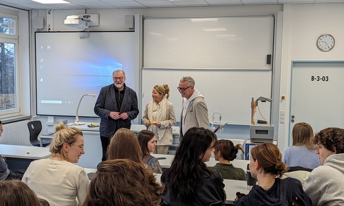 Prof. Dr. Ansgar Staudinger (re.), Oberbürgermeisterin Urte Schwerdtner (Mitte) und Schulleiter Hans-Peter Dreß (li.) freuen sich über das rege Interesse der Schülerinnen und Schüler am VGT. Im Juni wird es ein Wiedersehen geben: Auf Einladung von Hans-Peter Dreß wird Staudinger die Festrede der Abi-Entlassungsfeier halten.