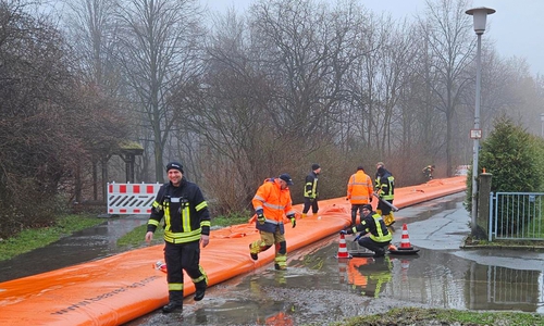 Am Uferweg in Oker wird der mobile Schutzdamm abgebaut. Dafür wird zunächst das zur Füllung dienende Wasser abgelassen.