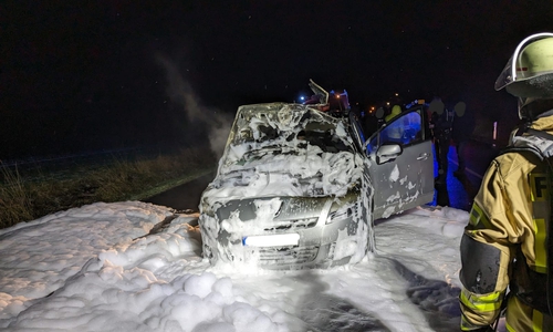 Das Feuer wurde mit Schaum abgelöscht.