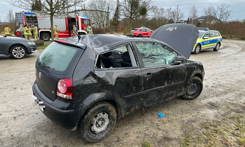 Das Fahrzeug wurde durch den Unfall stark beschädigt.