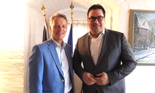 Hermann Butting (links), Geschäftsführender Gesellschafter des Familienunternehmens in Knesebeck, hat im Namen der Mitarbeiter von Butting dem Landkreis Gifhorn 135.055 Euro gespendet und damit Deutschkurse finanziert. Tobias Heilmann, Landrat des Landkreises Gifhorn, spricht Hermann Butting seinen Dank aus.