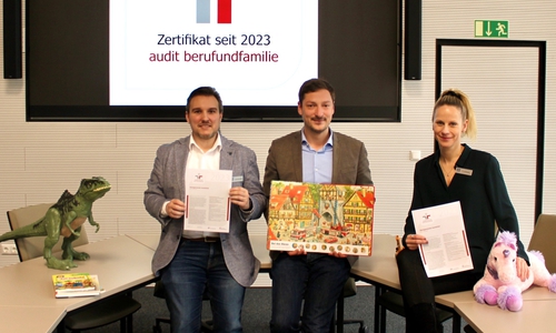 Tobias Schweckendiek (Fachbereichsleiter Zentrale Dienste), Jannis Gaus (Samtgemeindebürgermeister) und Christina Landsmann (Pressesprecherin) freuen sich über das Zertifikat für die Samtgemeinde Isenbüttel (v. li.).