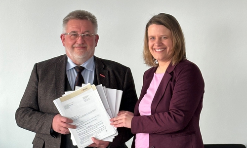 Kultusministerin Julia Willie Hamburg überreicht Bewilligungsbescheide in Höhe von knapp über 11 Millionen Euro an Kammerpräsident Detlef Bade. 