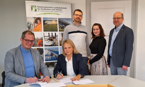 Michael Peuke, Leiter der Straßenbaubehörde Wolfenbüttel, Karin Single, Samtgemeindebürgermeisterin Meinersen, Viktor Kalisch, Radverkehrsbeauftragter der Straßenbaubehörde Wolfenbüttel, Isabel Tamsel, Sachbearbeiterin für Umwelt-, Klima und Artenschutz der Samtgemeinde Meinersen und Tobias Kluge, Fachbereichsleiter Planen und Bauen der Samtgemeinde Meinersen (v. li.).