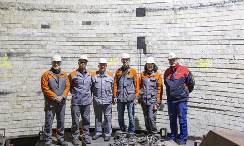 Kurz vor dem Anblasen des Hochofens A der Salzgitter Flachstahl GmbH: Rene Rockstroh, Leiter Hochofenwerk, Matthias Rami, Betriebsleiter Hochofen B, Ferdinand Onkes, Betriebsingenieur, Daniel Tschenett, Betriebsleiter Hochofen A, Dr. Tatjana Mirkovic, Leiterin Hochofenbetrieb und Dirk Hoffmann, Pirson Montage AG (v. li.).