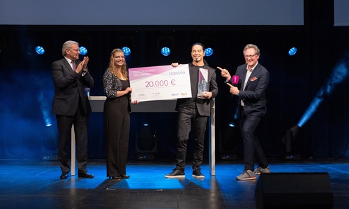 Bei der LupoLeo Award-Gala in 2022 übergab die Vorsitzende des Jugendkomittes Emely Dehning den Preis an die Persönlichkeit des Jahres 2022, den Comedian Bülent Ceylan, im Beisein von LupoLeo Award-Initiator Jürgen Brinkmann (links) und Jury-Mitglied Dr. Eckart von Hirschhausen (rechts).