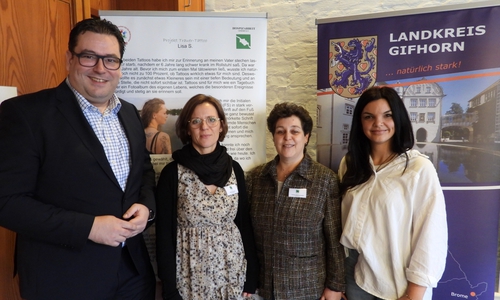 Tobias Heilmann, Landrat des Landkreises Gifhorn (von links), Wiebke Reimers, Ambulante Hospizarbeit Gifhorn e. V., Claudia Baderschneider, Ambulante Hospizarbeit Gifhorn e. V., und Verena Maibaum, Gleichstellungsbeauftragte des Landkreises Gifhorn. 