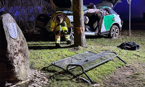 Das Auto stieß gegen eine Parkbank, sie wurde durch die Wucht des Aufpralls im wahrsten Sinne des Wortes dem Erdboden gleichgemacht.