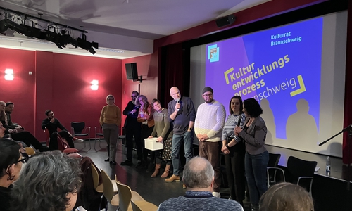 Der neu gewählte erste Vorstand des Kulturrats im Roten Saal des Schlosses.