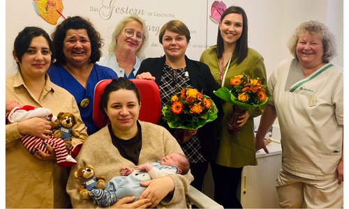 Freuen sich über die Neujahrsbabys: Links, Meri Karapetyan mit ihrem Kind Sophia, daneben rechts Michelle Bosse mit ihrem Säugling Carlo Agop, im Hintergrund v.l. Chef-Hebamme Susanne Teuteberg, Geburtshilfe-Oberärztin Ute Lejon, Pflegedirektorin Kerstin Schmidt, Klinikmanagerin Angelika Bohlmann und Sabine Fricke, Bereichsleitung Pflege/Wochenstation.
