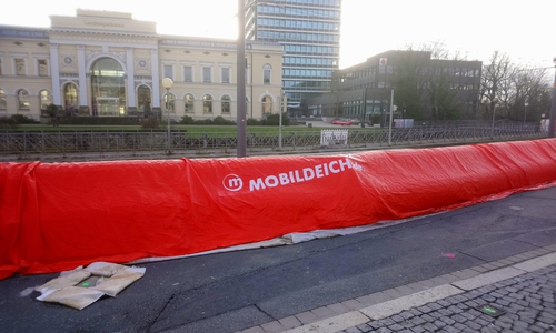 Der Mobildeich bleibt noch ein bisschen liegen.