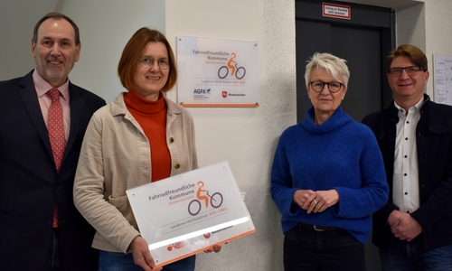 Zum zweiten Mal wurden Stadt und Landkreis Wolfenbüttel als Fahrradfreundliche Kommune ausgezeichnet. Eine Plakette in der Landkreisverwaltung weist darauf hin. Für die Radmobilität setzen sich ein (v.l.n.r.): Torsten Ruhe (Betriebsleiter des Wirtschaftsbetriebe, LKWF), Radmobilitätsbeauftagte Kerstin Geffers, Landrätin Christiana Steinbrügge und Claus Pahlitzsch (Leiter Referat 02 Nachhaltigkeit und Klimaschutz, LKWF).