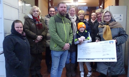 Die Familie Plotz (Mitte) mit Gundel Hentschke (re.) und Vertreterinnen der evangelischen Frauenhilfe Bornum. 