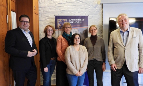 Tobias Heilmann, Landrat des Landkreises Gifhorn (von links), Anna Grohmann, Gesundheitskoordinatorin 7.1 – Amtsärztlicher Dienst Landkreis Gifhorn, Bärbel Wintrich, Gemeinschaftspraxis für Kinder- und Jugendmedizin in Gifhorn – Wolfsburg – Isenbüttel, Dr. Jana Hermann, Gemeinschaftspraxis für Kinder- und Jugendmedizin in Gifhorn – Wolfsburg – Isenbüttel, Dr. Kathrin Knye, Gemeinschaftspraxis für Kinder- und Jugendmedizin in Gifhorn – Wolfsburg – Isenbüttel, und Kreisrat Rolf Amelsberg.