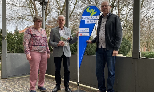  Annemarie Ohl (Projektleiterin der Bürgerstiftung für BürgerSport im Park) und Thomas Schebesta (Vorstandsmitglied der Bürgerstiftung) übergeben die Projektverantwortung an Norbert Rüscher (Vizepräsident des Stadtsportbunds) Bildrechte: Bürgerstiftung Braunschweig