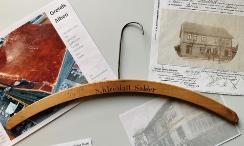 Ein Kleiderbügel erinnert an deutsch-jüdische Familie Kleeblatt aus Salder.