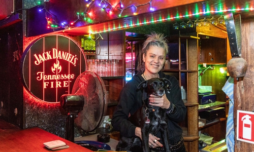 Bianca Koch mit Kneipenhund Motte. Auch er wird die Jazz Galerie vermissen.