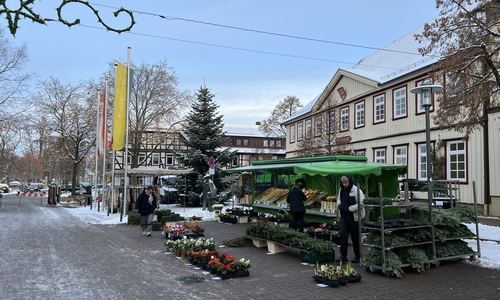 Der Wochenmarkt bleibt länger als gedacht vor dem Rathaus.