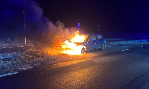 Das Auto stand in Flammen, als die Feuerwehr eintraf.