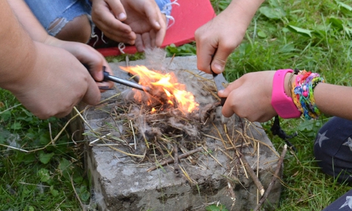 Beim Überlebenstraining lernen die Teilnehmer auch den Umgang mit Feuer.