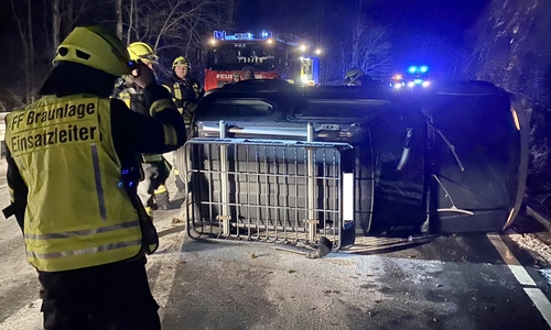 Die Feuerwehr fand das Fahrzeug auf der Seite liegend vor.