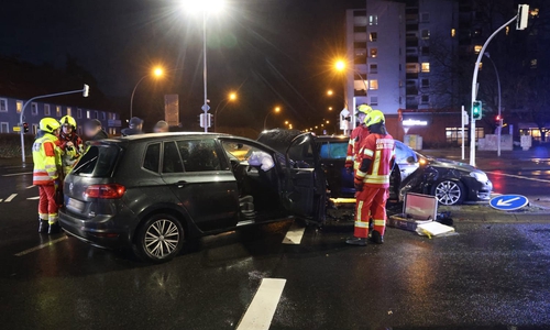 Die beiden Fahrzeuge stießen auf der Kreuzung zusammen.