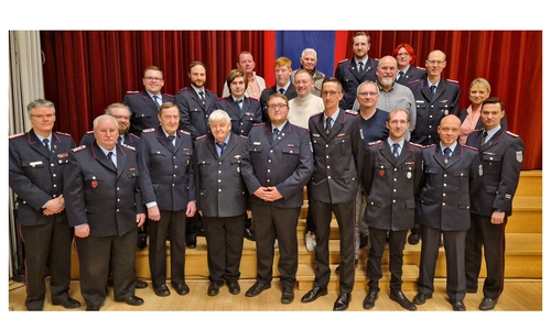 Ortsbrandmeister Kai Ludolf (links), der stellvertretende Samtgemeindebrandmeister André Eckstein (rechts) und die Samtgemeindebürgermeisterin Karin Single (2. v. re.) mit den verdienten Mitgliedern der Meinerser Feuerwehr. 