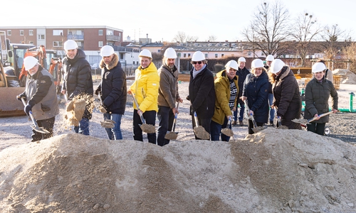 Werner Müller (Ortsbürgermeister Ortschaft Nord), Stadtbaurat Michael Tacke, Andreas Reichelt (Fachdienstleiter Bildung), Erster Bürgermeister Stefan Klein, Stefan Krenge (Staatliches Baumanagement Braunschweig), Stadtrat Dr. Dirk Härdrich, Muzaffer Perik (stellvertretender Ortsbürgermeister Ortschaft Nord), Jasmin Volkmann (Rektorin der Grundschule Nord), Juliane Prange (kommissarische Konrektorin der Grundschule Nord) und Astrid Paus (Dezernatsleiterin im Amt für Regionale Landesentwicklung Braunschweig) (v. li.).
