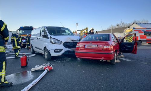 Die Autos waren auf einer Kreuzung zusammengestoßen.
