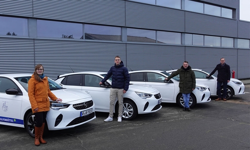Vor den ersten neuen E-Autos (v.l.): Klara Krüger, Cedrik Bosse, Ivica Lukanic und Klaus Benscheidt.