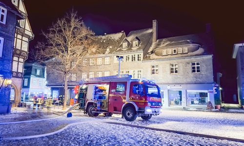 Die Feuerwehr musste sich beeilen: Das Feuer breitete sich rasch aus und drohte, auf angrenzende Gebäude überzugreifen.