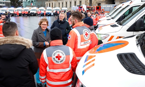 v.l.: Innenministerin Daniela Behrens und Vizepräsident BBK Dr. René Funk mit Einsatzkräften auf dem Schlossplatz.