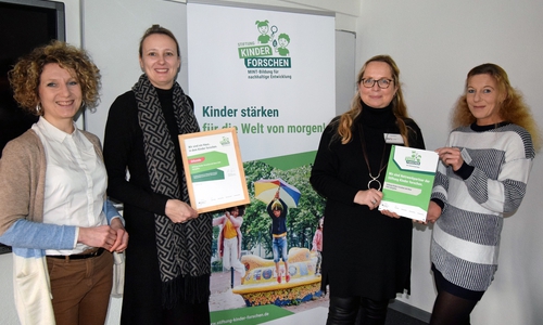 Freuen sich über die neue Netzwerkarbeit und die Zertifizierung der Volkshochschule Salzgitter mit der Plakettenübergabe (von links): Kerstin Tote, Referentin der Stiftung Kinder forschen, Christina Mersch, Bereichsleitung Netzwerke der Stiftung Kinder forschen, Antje Behre und Kristina Wojna, Projektleiterinnen der Volkshochschule. 