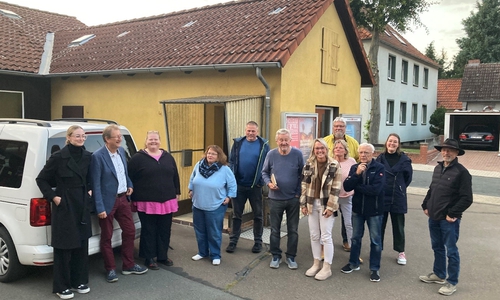Der Arbeitskreis mit Frau Michaela Götze vom Amt für regionale Landesentwicklung (dritte von links) freut sich über die neu entstandene Büchertauschbörse in der alten Heißmangel von Reinsdorf.