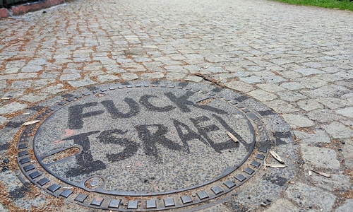 Graffiti mit dem Schriftzug "Fuck Israel" auf einem Gullideckel (Archiv)