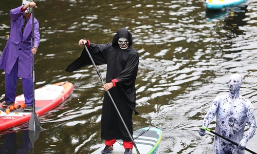 Menschen in Halloween-Verkleidung beim Paddeln (Archiv)