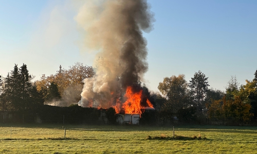 Bei Eintreffen der Feuerwehr stand die Laube bereits in Vollbrand.