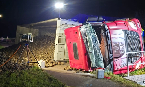 Der Fahrer wurde durch die Windschutzscheibe befreit.