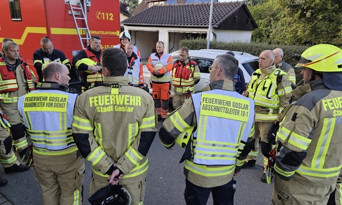 Lagebesprechung der Einsatzkräfte.