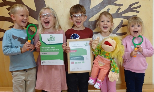 Mit viel Spaß und großer Neugier forschten die Kinder der Kita Hahndorf. Die Feuerwanze wurde dabei besonders unter die Lupe genommen.