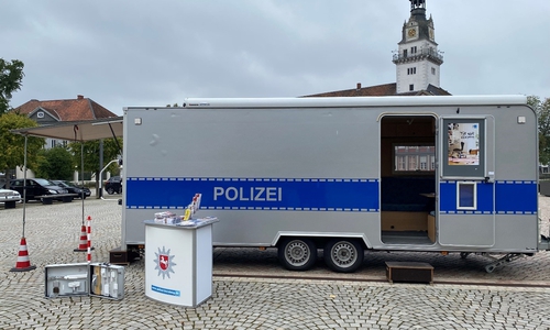InfoMobil auf dem Schloßplatz in Wolfenbüttel.